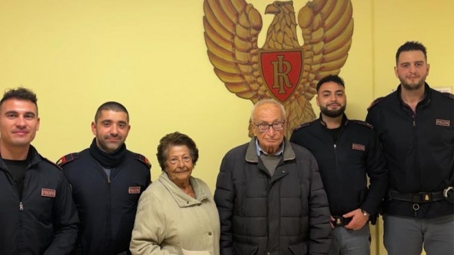 gli anziani con la polizia