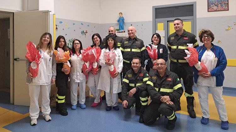 donazione uova di pasqua all'ospedale