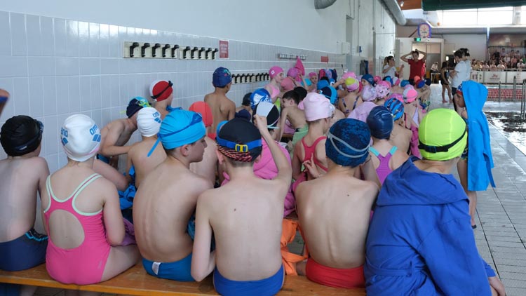 ragazzi in piscina