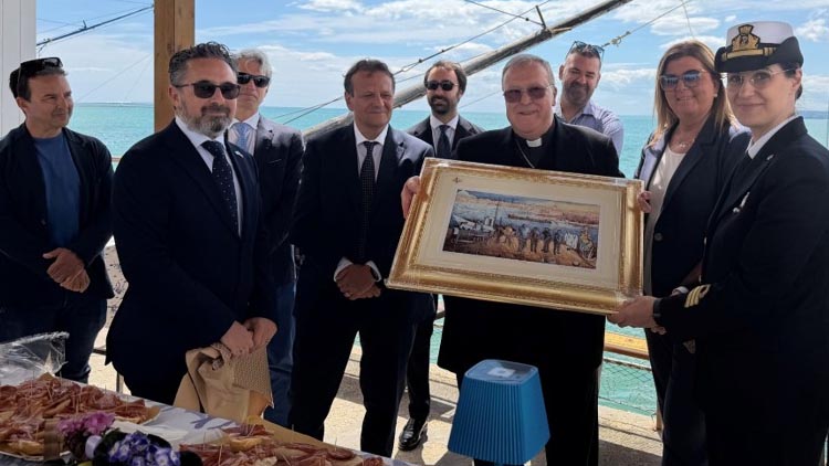 vescovo in visita alla capitaneria di Porto di Giulianova