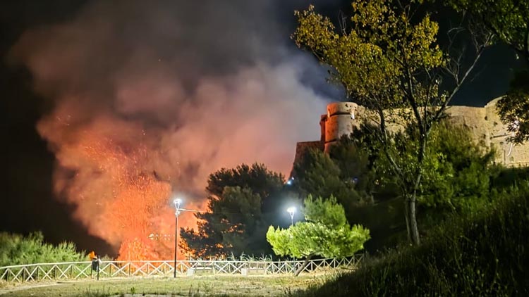 Ortona. Incendio al Castello Aragonese, non ci sono danni alla struttura