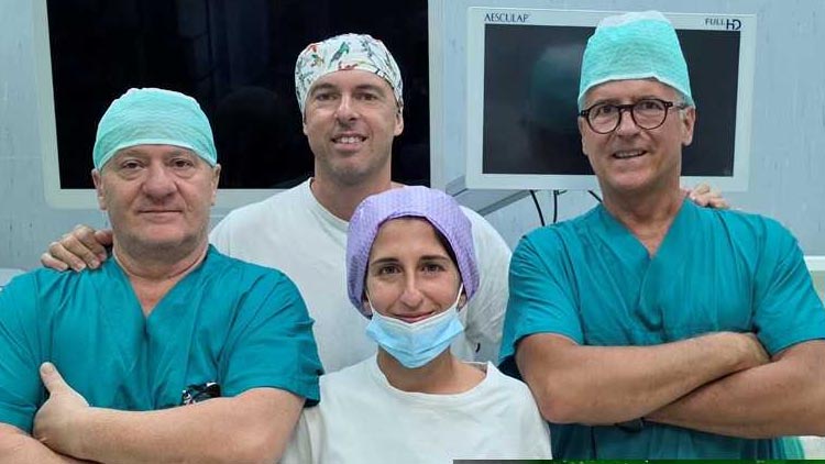 i chirurghi della UOSD di Penne e 2 immagini intraoperatorie con e senza fluorescenza di una paratiroid