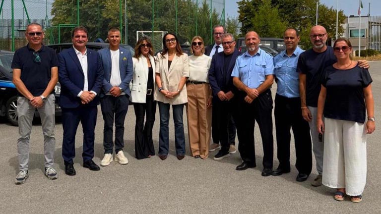la delegazione in visita al carcere di lanciano e guardie e dirazione carcere