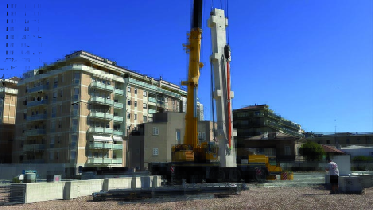 posizionamento del primo pilastro del parcheggio in area di risulta a Pescara
