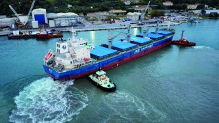 approda la motonave JNS SEA alla Banchina di ortona