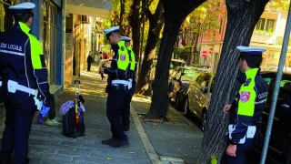 polizia locale durante dei controlli